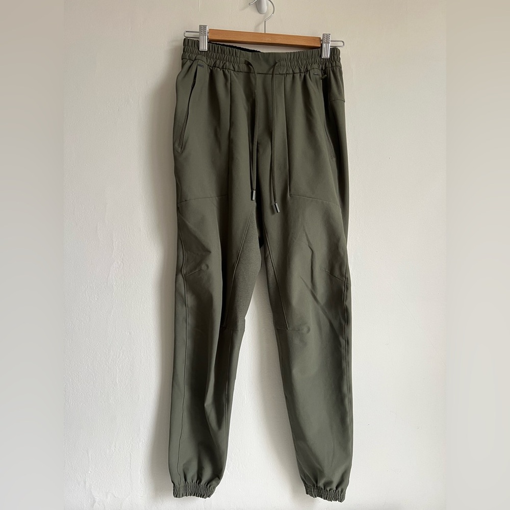 XS Lululemon License to Train Joggers pants men’s green olive excellent euc
